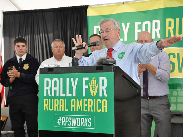 Iowa Gov. Terry Branstad fires up the crowd at a rally on the Renewable Fuels Standard just down the street from an EPA hearing on the topic Thursday in Kansas City, Kansas. (DTN photo by Chris Clayton)